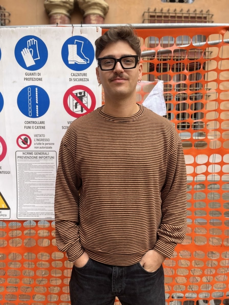 Felpa Tokyo in caldo cotone a righine nero e arancio