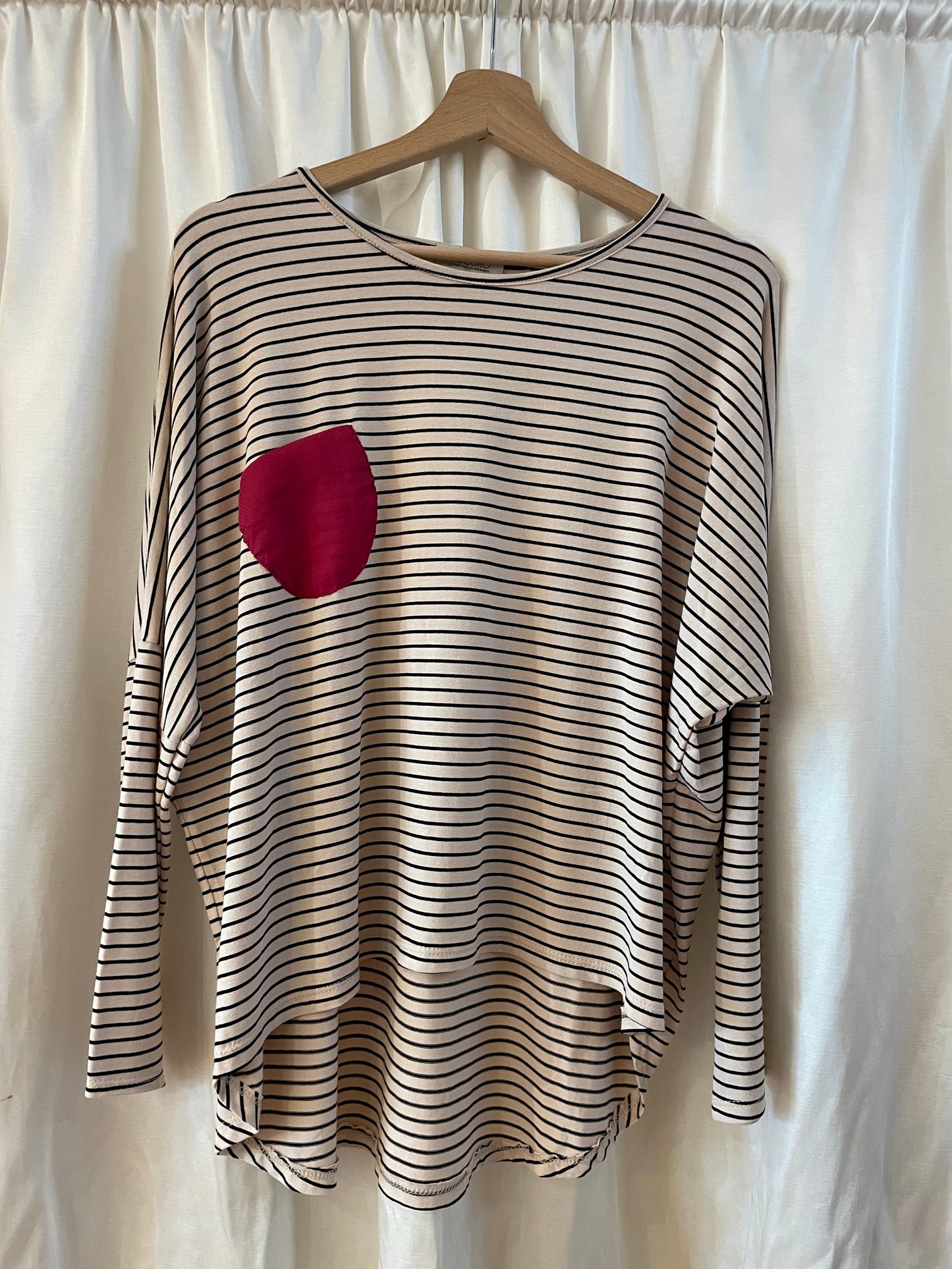 Maglia Tsuki righine cipria e nero con tasca rossa