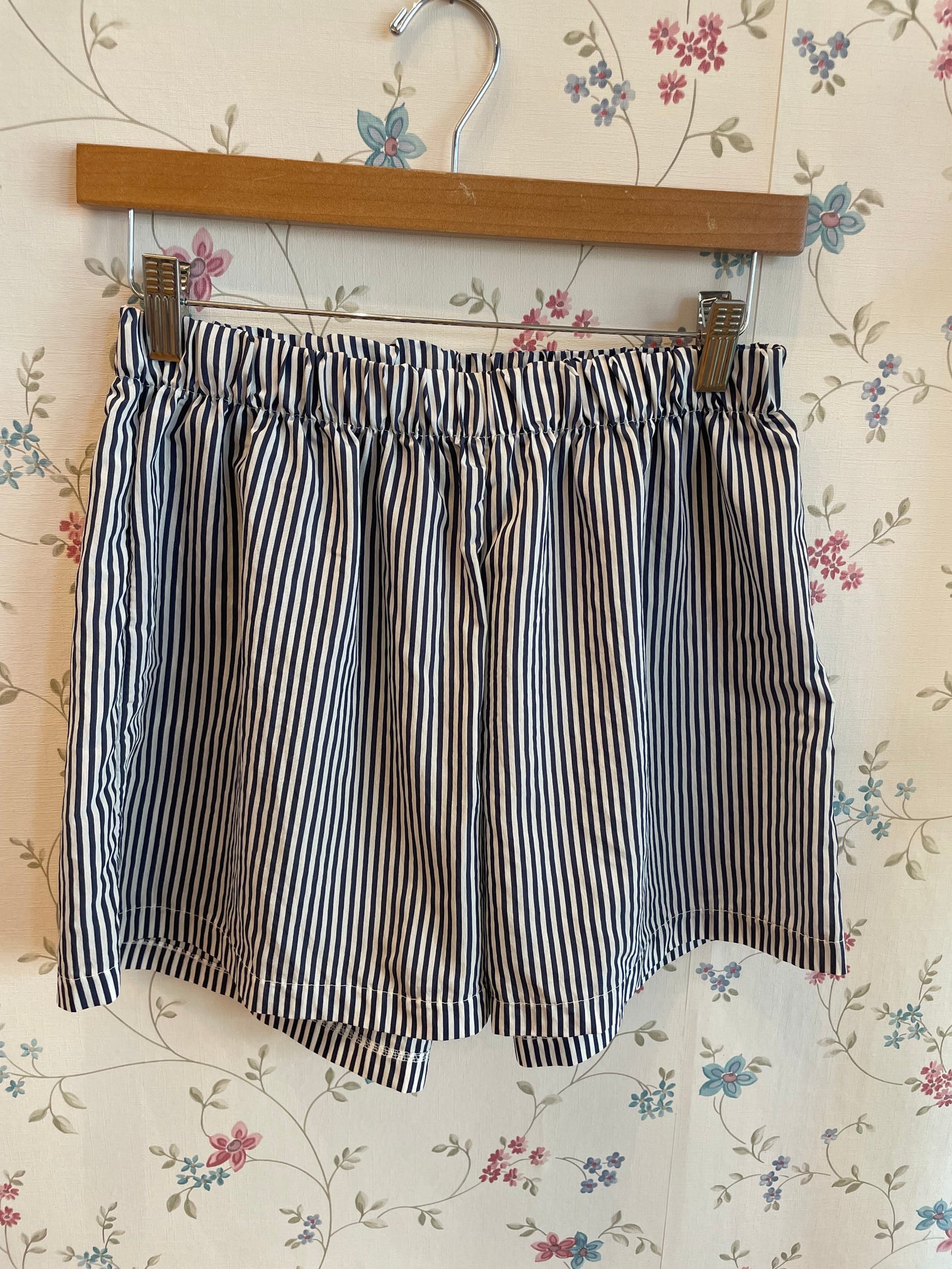 Shorts in cotone righine bianche e blu