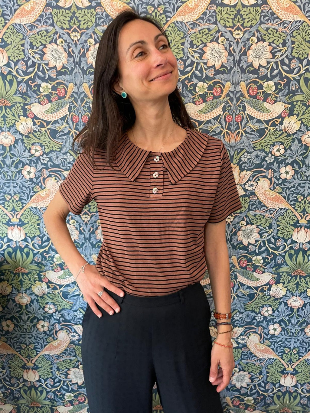 Rainbow Polo con colletto a righe nere e biscotto