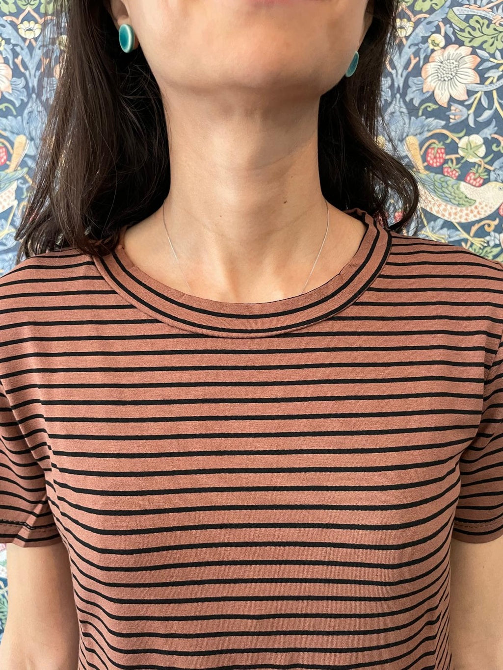 T-shirt righine nere e biscotto