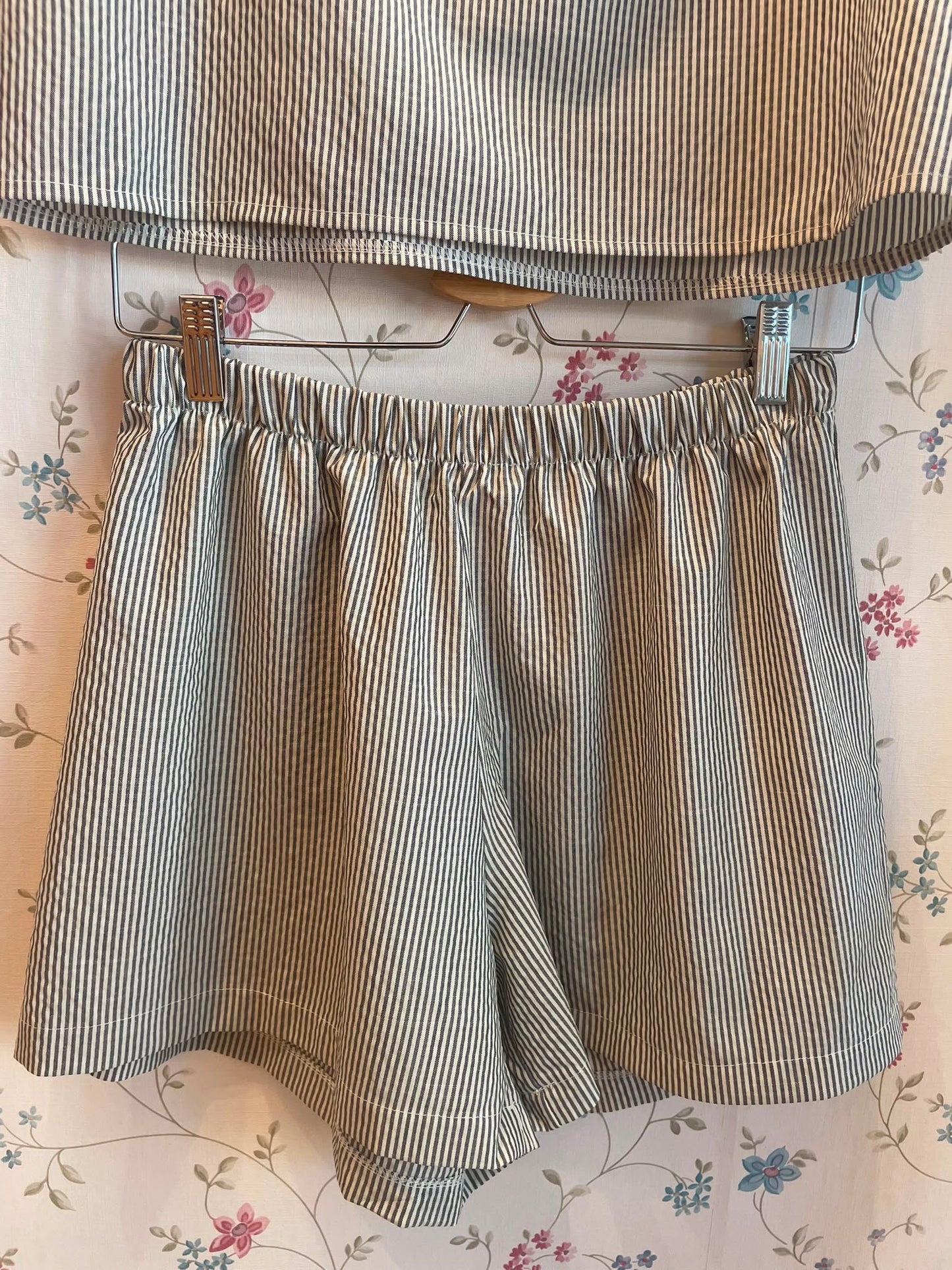 Shorts in lino a righine panna