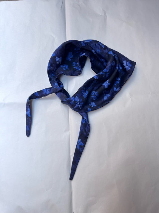 Foulard Vale in viscosa blu con fiorellini azzurri