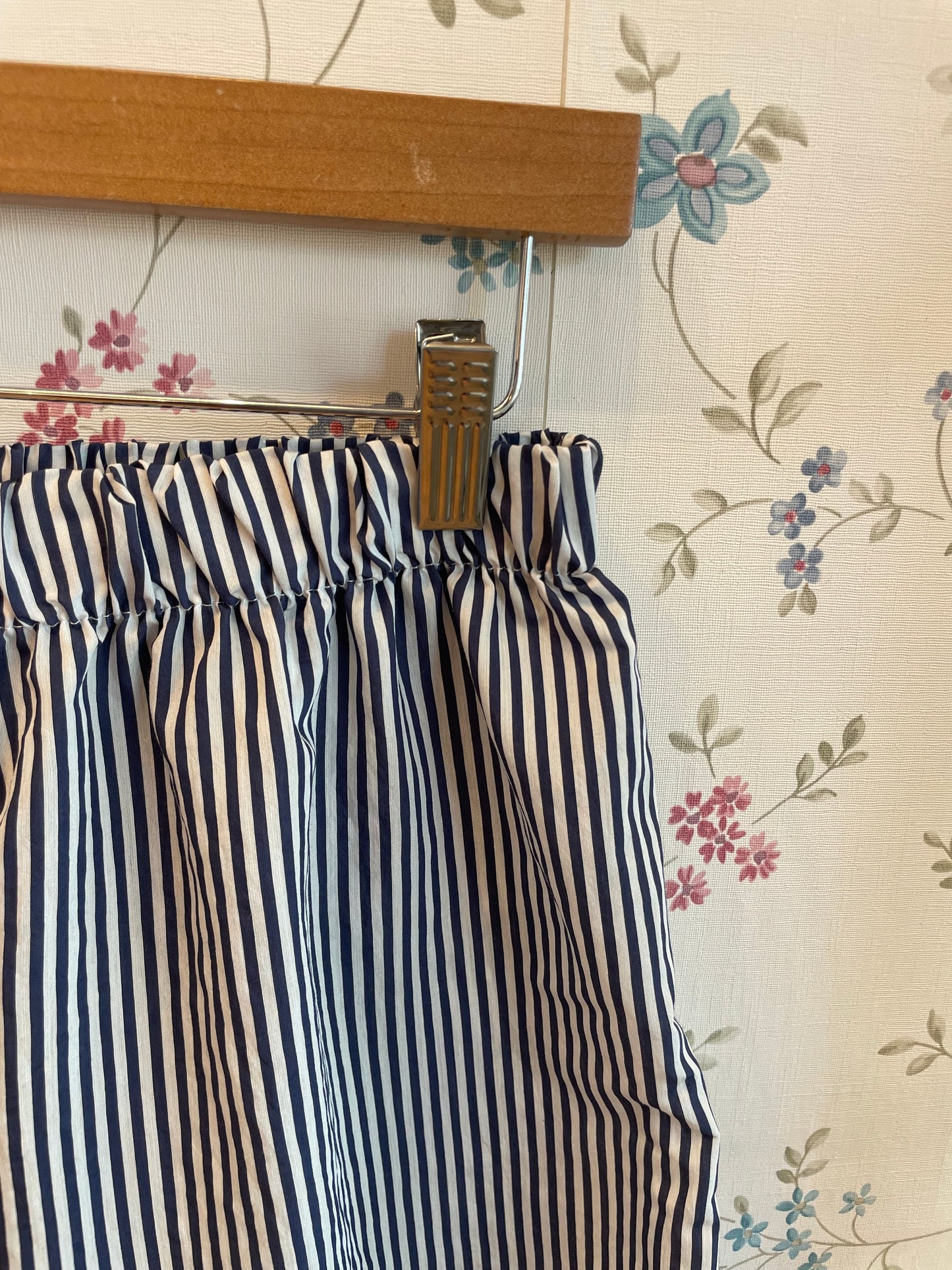 Shorts in cotone righine bianche e blu