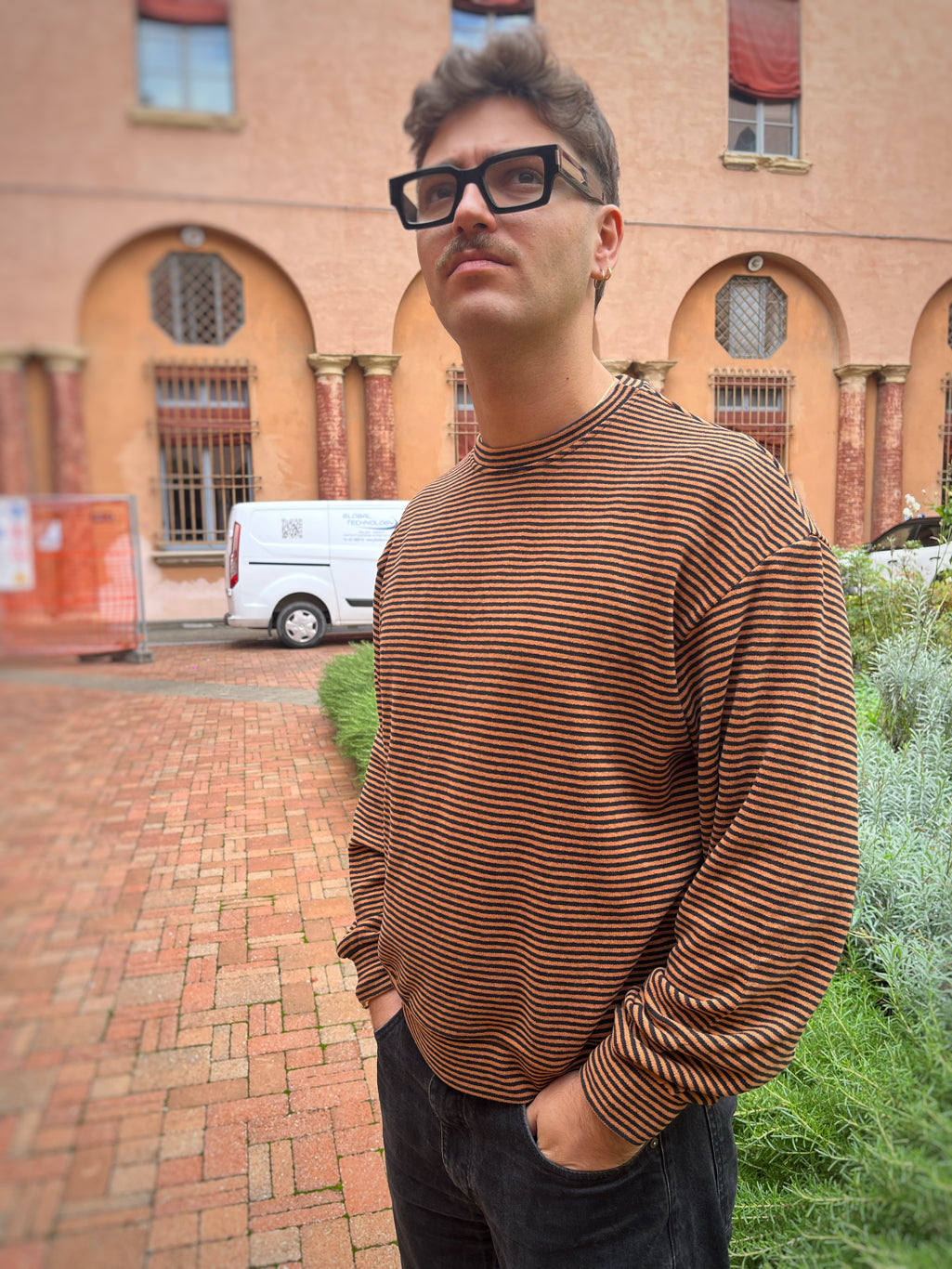 Felpa Tokyo in caldo cotone a righine nero e arancio