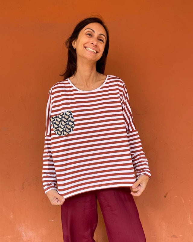Maglia Tsuki righe caramello con taschino papere