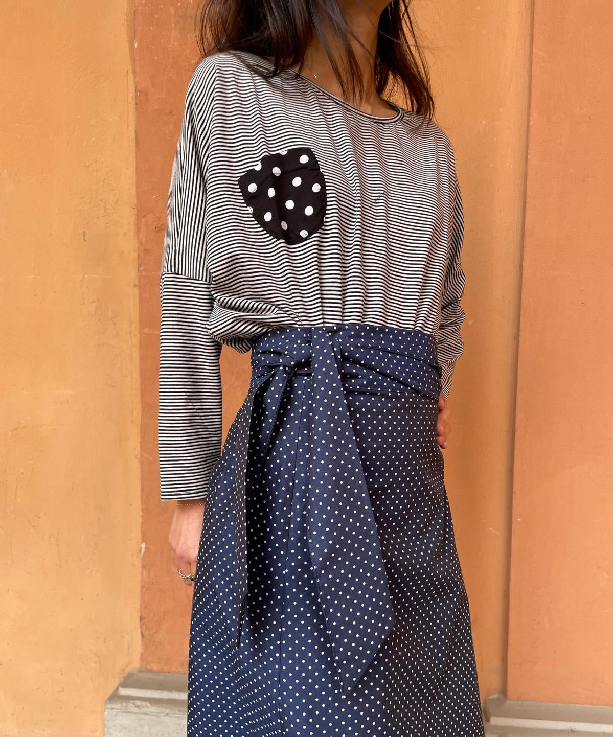 Maglia Tsuki righine bianco e nero tasca pois