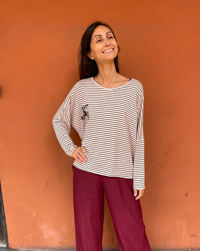 Maglia Tsuki righine cipria e nero con tasca fantasia