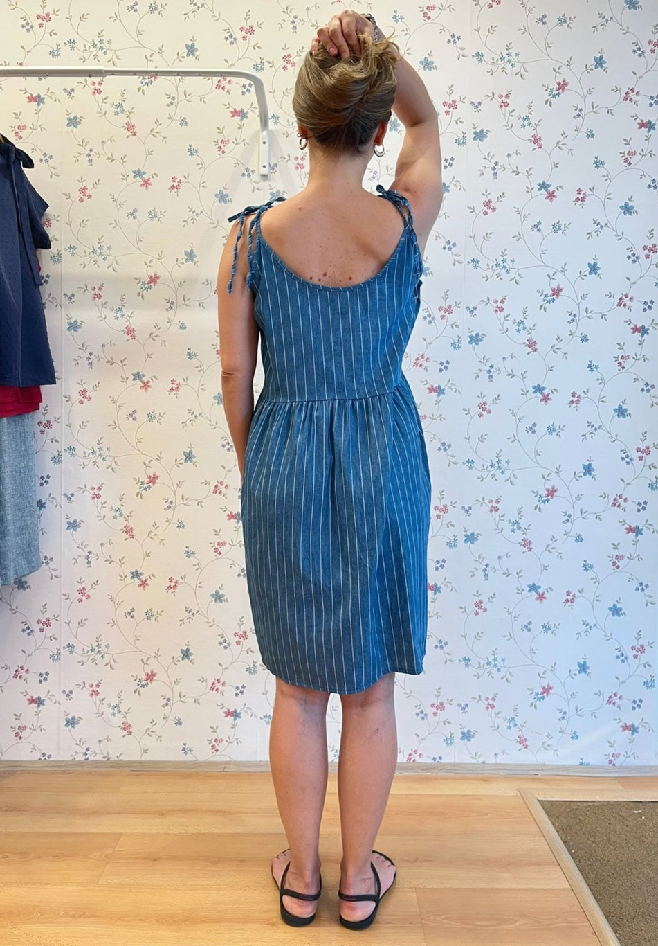 Abitino fiocchetti lino gessato blu