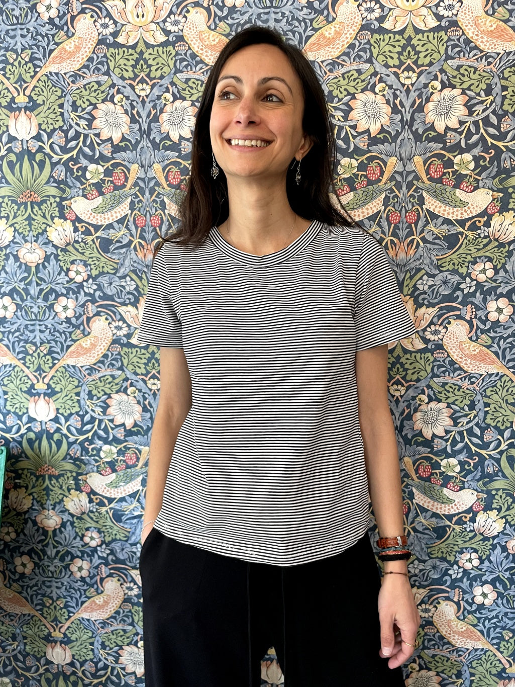 T-shirt righine bianche e nere