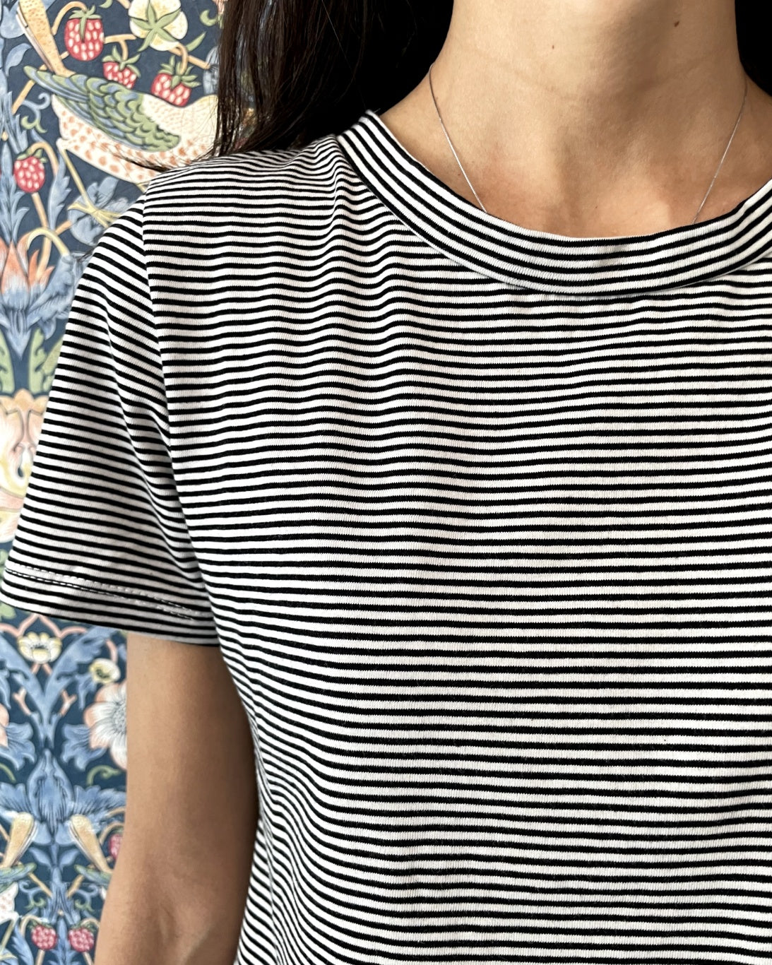 T-shirt righine bianche e nere