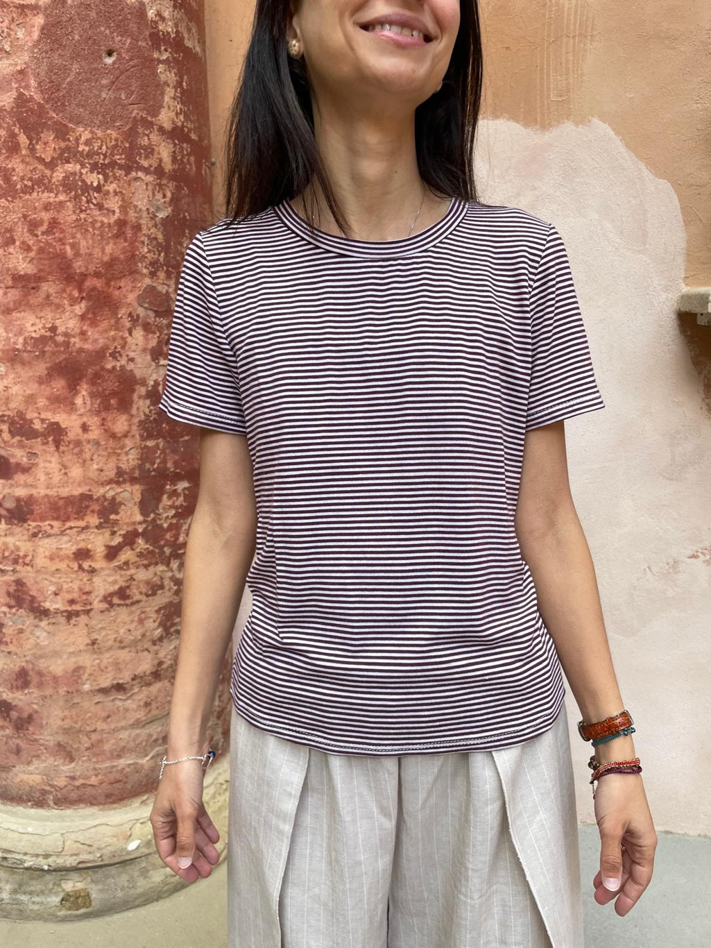 T-shirt righine bianco e viola