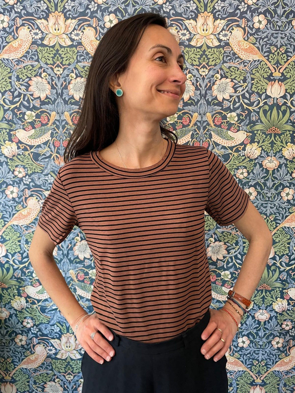 T-shirt righine nere e biscotto